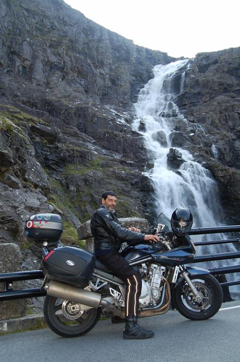 Cascata Trollstigen. Da Trondheim a Lom3.JPG - AI PIEDI DELLA RUPE